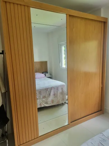 Roupeiro seminovo com espelho