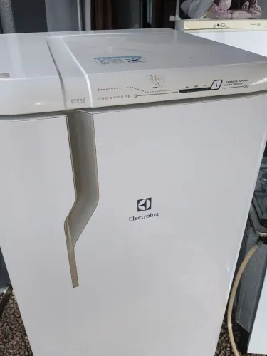VENDO GELADEIRA FROST FREE FUNCIONANDO OK 330 LITROS EM BOM ESTADO 