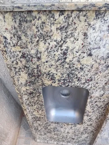 Pia de cozinha 1,20x055 em granito arabesco