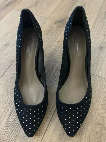 Sapato Scarpin Preto com Tachas (Couro Legítimo) - Numeração 39 (Veste 37/38 pé fino)