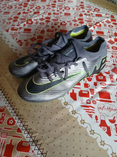 Vende-se chuteira mercurial da nike 