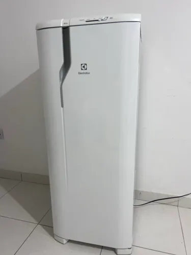 Geladeira Eletrolux RE31 240L Cycle Defrost , muito nova