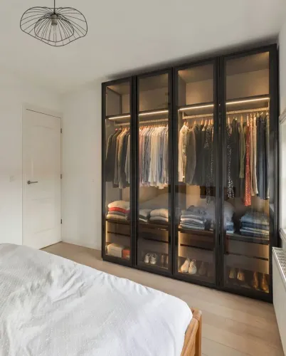 Guarda roupa estilo industrial com porta de vidro
