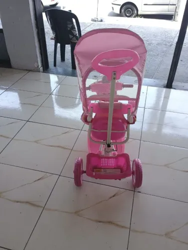 Triciclo manual para menina