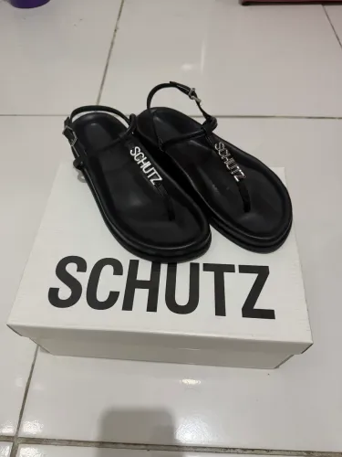 Vendo sandália couro legítimo Schütz, calça 36.