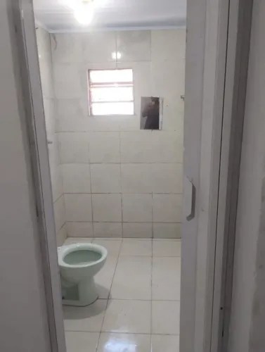Alugo excelente casa com água e luz incluso. 