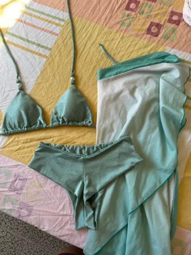Biquínis e saídas de praia 