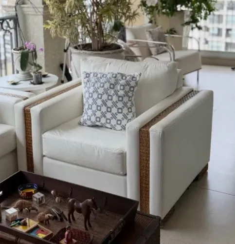 Poltrona couro sintético branco com detalhe em fibra