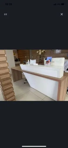 Balcão em madeira (para recepção).<br><br>R$ 1.100,00
