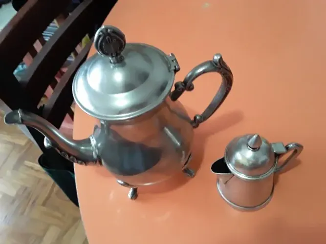 Bules de Metal com Banho de Prata, contém algumas marcas de uso, leia a descrição
