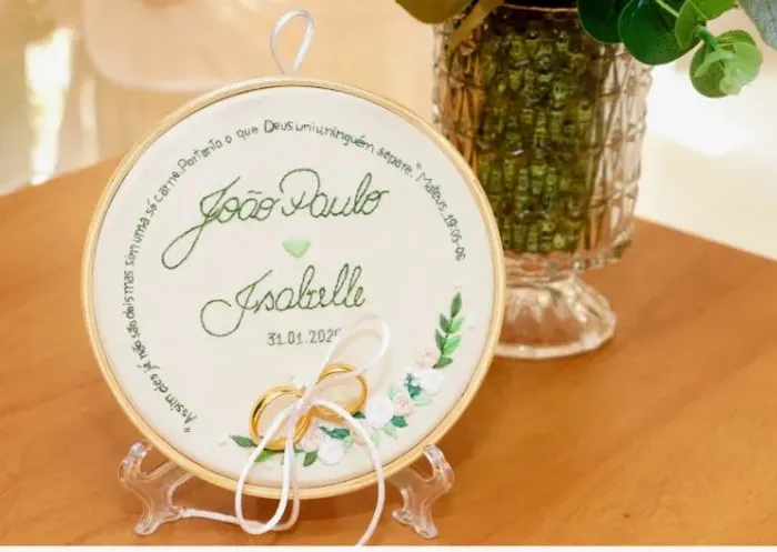 Porta aliança em bastidor personalizado