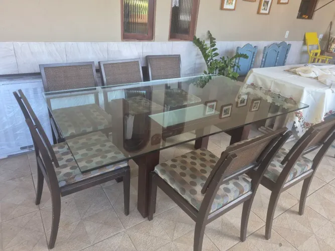 Jogo de mesa com cadeiras, vidro de 15mm, entrego.<br>