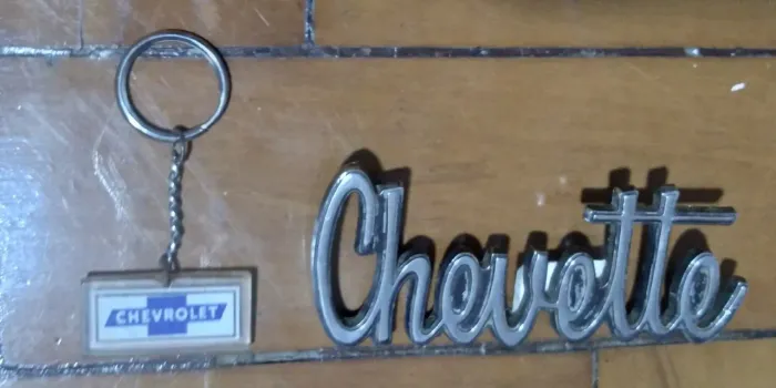 Emblema chevrolet chevette e chaveiro de concessionária.
