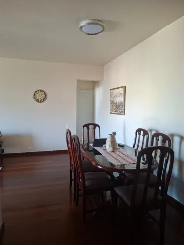 Mesa em madeira 6 lugares tmb de vidro linda