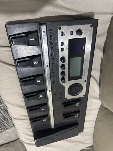 Pedaleira Boss gt10? vai sem a fonte