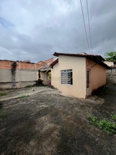 Casa com quintal à venda localizada no bairro Vila Cristina em Betim, a 2km da Via Express