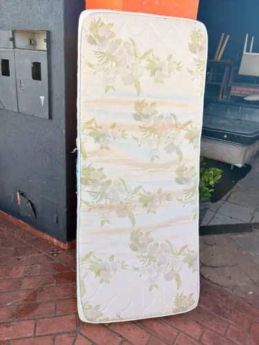 Colchão de solteira de espuma d33 usado ((ENTREGO GRATIS))