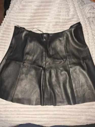 Saia Preta Midi/Curta (Estilo Couro - Primark)