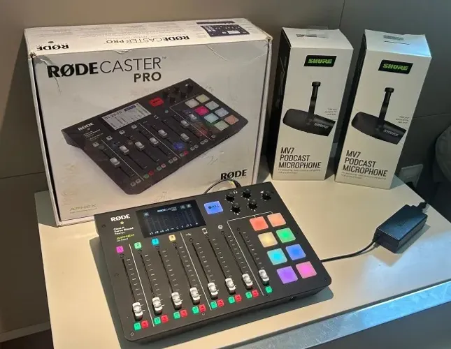 Kit Podcast Profissional 2 Mic Shure MV7 + Interface RØDECaster Pro