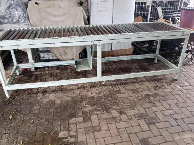Mesa de aço com roletes