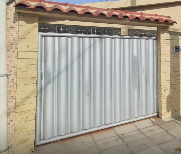 Vendo portão de alumínio não está amassado! Altura 2 metros, 2,60 de largura.