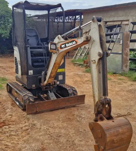Mini escavadeira compacta Bobcat E20 e implementos 