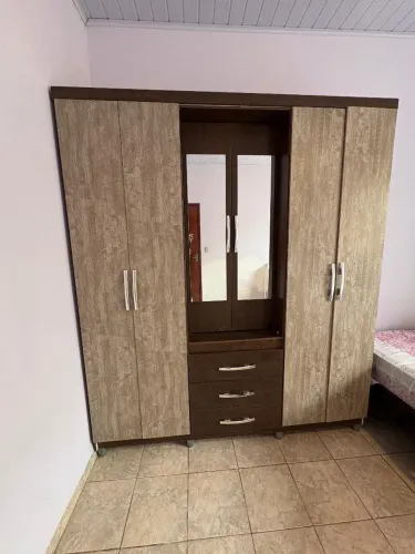 VENDO GUARDA-ROUPA 6 PORTAS 3 GAVETAS E ESPELHO