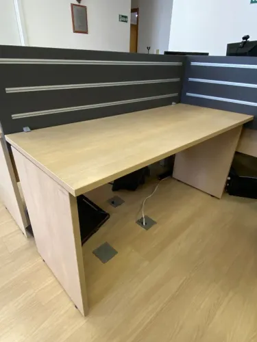 Mesa de Escritório Reta MDF Claro 1,40m  com Painel Divisório