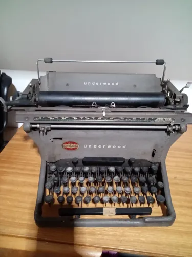 Maquina de escrever antiga