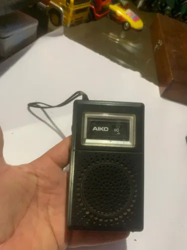 rádio portátil antigo da marca Aiko, modelo 80,