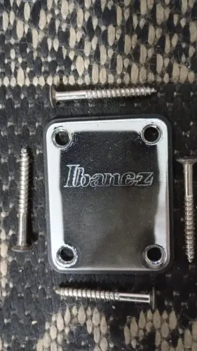 Neck Plate Placa de Braço original Ibanez com parafusos e base plástica 