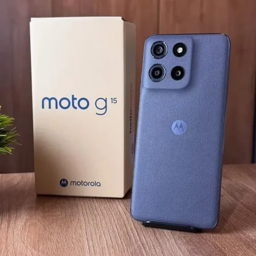 Vendo um Motorola g15 usado novo 256 GB e 4 de ram zerado só tem um trinco na tela
