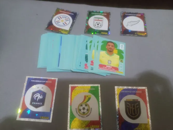 Lote de figurinhas da copa do mundo com  132 figurinhas, com 6 brilhantes 4 do Brasil 