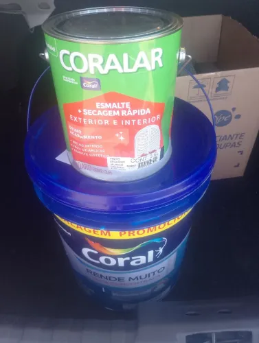 Tinta rende muito e coralar esmalte preto brilhante