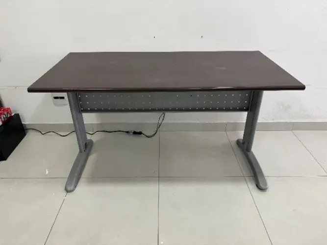 Mesa de Escritório Estrutura Metálica e Tampo em MDF Laminado 140cm x 60cm