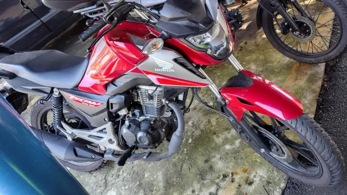 Titan 160 ABS com carregador de celular freio a disco roda traseira 