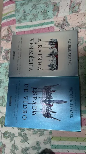 1º e 2º livro da Saga ?A rainha vermelha? da Victoria Aveyard