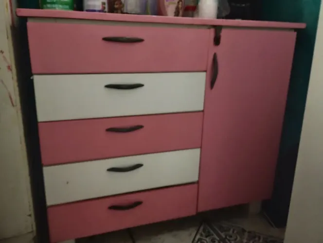 Vende se uma cômoda