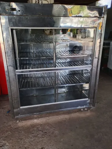 Vende-se vitrine refrigerada, 1,50 metros