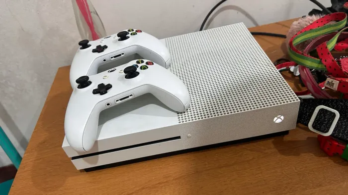 Xbox One S 1TB + 2 Controles Originais