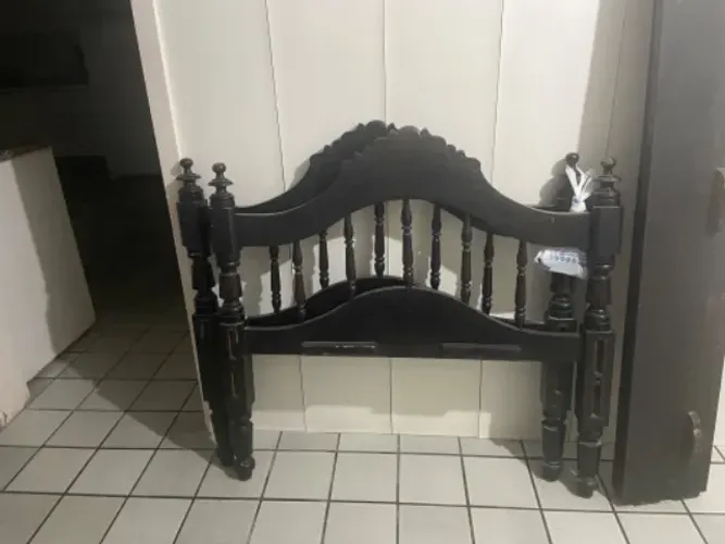 Vendo cama colonial antiga e vc ainda pode levar o colchão se quiser 