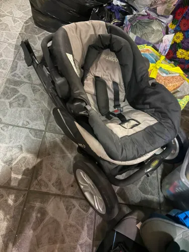 Carrinho de Bebê com bebê conforto