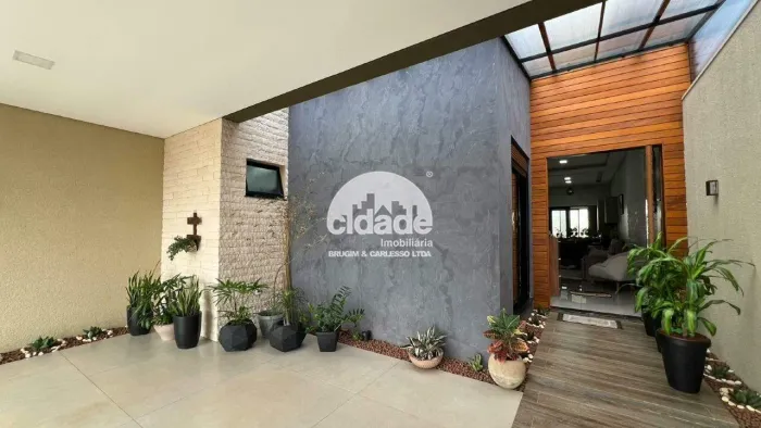 Casa finamente mobiliada com piscina aquecida, área gourmet e 2 vagas cobertas 1 suíte + 2