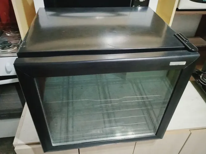 Adega climatizada Suggar, para vinhos, 19 garrafas.