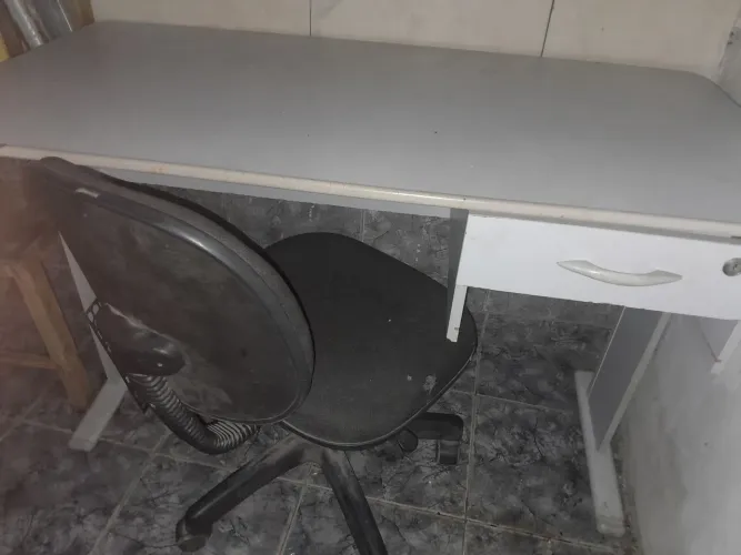 Mesa de escritório com cadeira