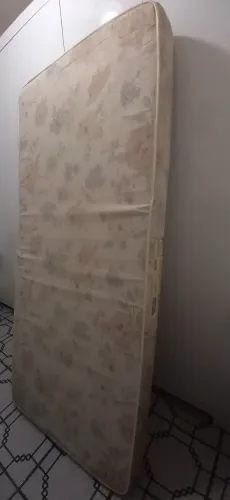 Vendo colchão de Solteiro em ótimo estado de preservação *  