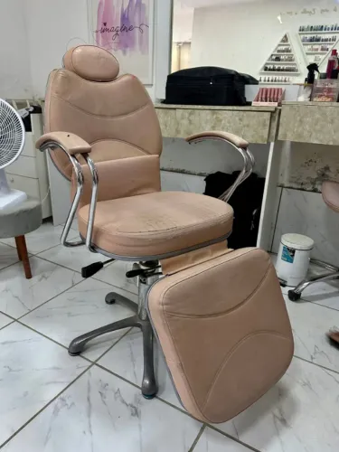 Poltrona Reclinável Para Cabeleleiro, Maquiadora, Maquiagem Cor Rosa Forma Da Base Estrela