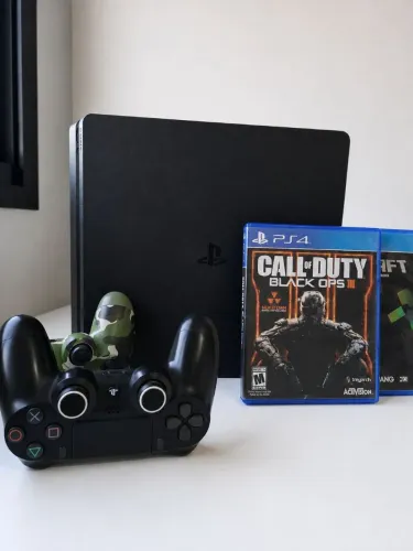 PS4 Slim 1TB + 2 Controles + 2 Jogos