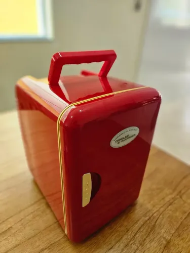 Mini frigobar retro vermelha