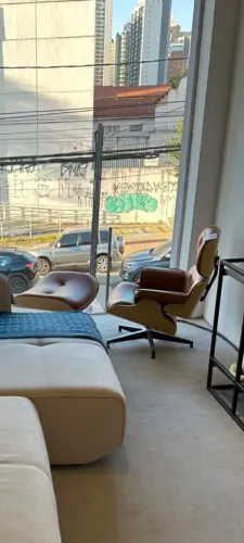 Poltrona Charles eames com banqueta couro natural marrom